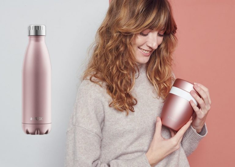 Frau mit muki Snackpot und Trinkflasche von FLSK